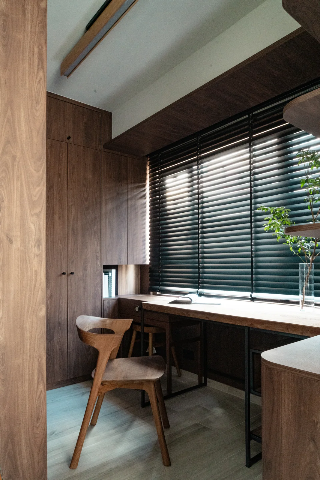 Malibu Garden — Window-side desk