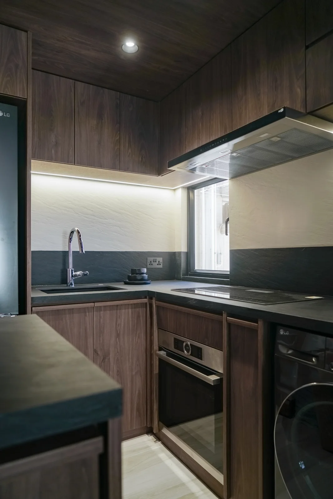Malibu Garden — L-shaped kitchen