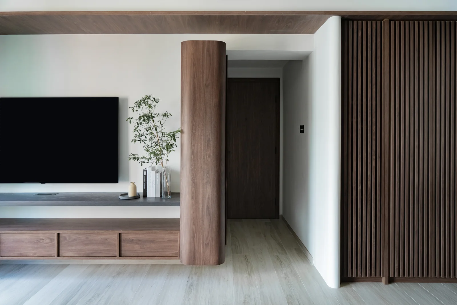 Malibu Garden — Open passage